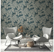 Decoratieve woonkamer met bladpatroonbehang, fauteuils en bijzettafel