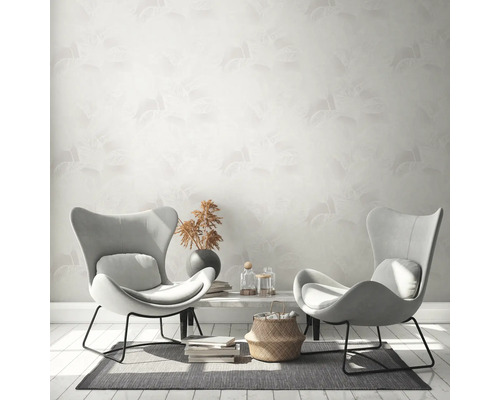 Woonkamer met twee fauteuils, tafel en behang met motief