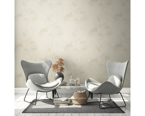 Woonkamer met twee fauteuils, tafel en behang met patroon voor een lichte, georganiseerde sfeer.