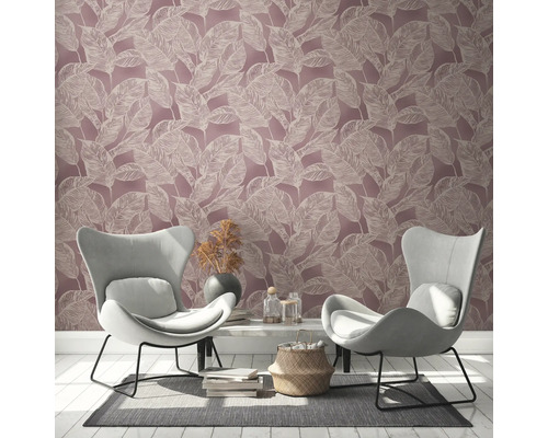 Woonkamer met bladmotiefbehang, twee fauteuils en decoraties voor een heldere, georganiseerde sfeer.