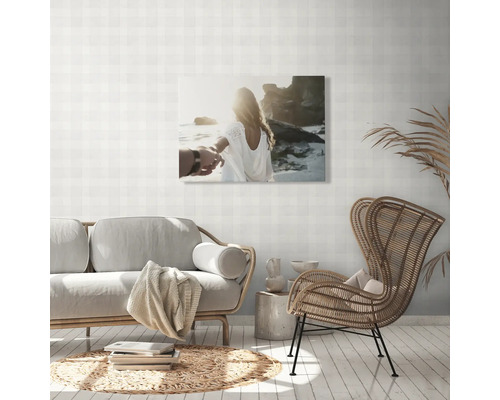 Woonkamer met bank, stoel en muurdecoratie met strandthema