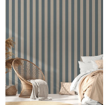 Slaapkamer met gestreept behang, rotan stoel en bed