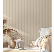 Lichte slaapkamer met gestreept behang, rotan stoel en bed