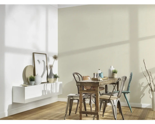 Eetkamer met houten tafel en stoelen, gedecoreerd met vazen en planten op een witte wandplank