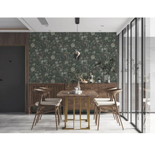 Eetkamer met bloemenbehang, houten tafel en stoelen