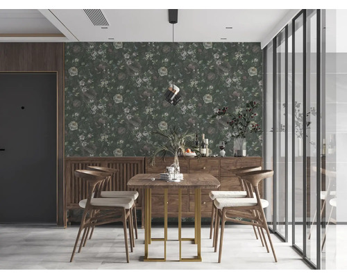Eetkamer met bloemenbehang, houten tafel en stoelen