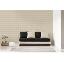 Woonkamer met patroonbehang, futon, kussens en decoraties