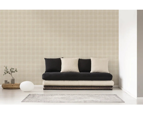 Woonkamer met patroonbehang, futon, kussens en decoraties