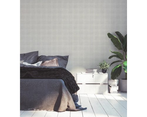 Slaapkamer met bed, nachtkastje en kamerplanten voor een lichte en georganiseerde sfeer.