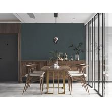 Eetkamer met houten tafel, stoelen en dressoir in modern design.