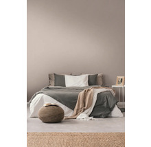 Slaapkamer met bed, bijzettafel, tapijt en zitting