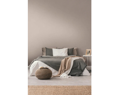 Slaapkamer met bed, bijzettafel, tapijt en zitting