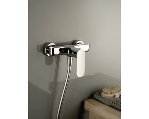 Opbouw douchekraan met doucheslang aan de wand gemonteerd