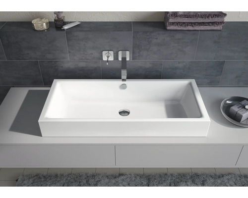 Moderne badkamer met rechthoekige opzetwastafel en kraan