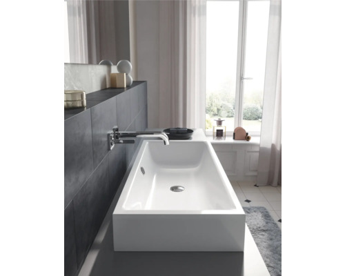 Moderne badkamer met rechthoekige opzetwastafel en kraan