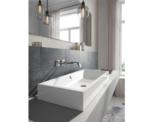 Moderne badkamer met waskom, kraan en verlichting