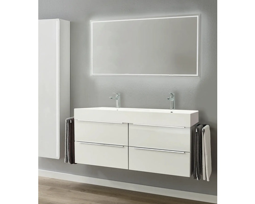 Moderne badkamer met dubbele wastafel, verlichte spiegel en handdoeken