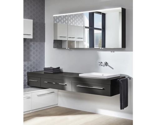 Moderne badkamer met wastafel, spiegelkast en handdoeken