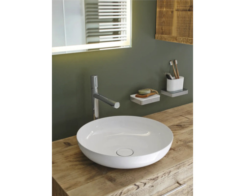 Badkamer met waskom, kraan en spiegel met verlichting