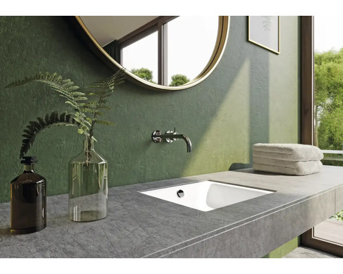 Moderne badkamer met wastafel, spiegel en kraan