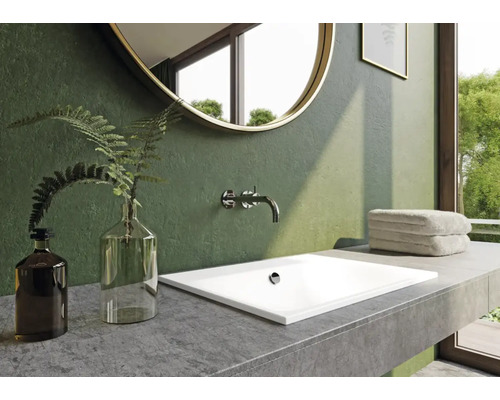 Moderne badkamer met opzetwastafel, kraan, spiegel en decoratie