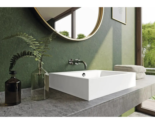 Moderne badkamer met wastafel, spiegel en kraan