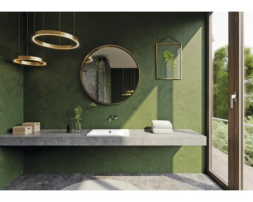 Lichte badkamer met wastafel, spiegel, decoratie en raam