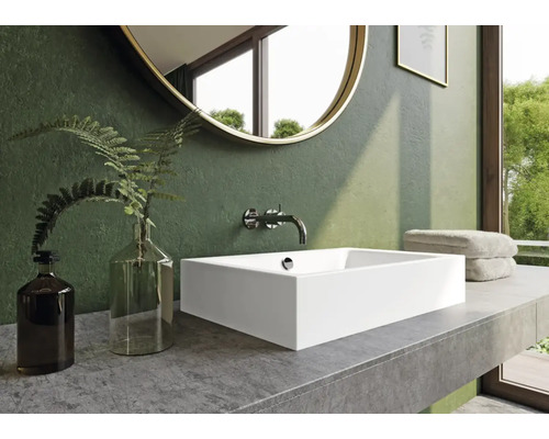 Moderne badkamer met waskom, spiegel en kraan