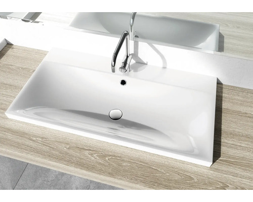 Rechthoekige wastafel met kraan op een houten oppervlak