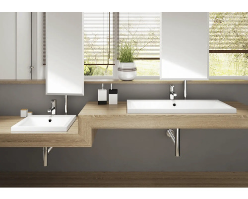 Moderne badkamer met twee wastafels, spiegels en houten planken