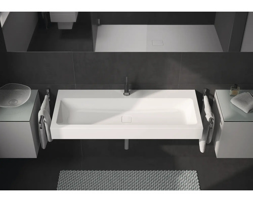 Moderne badkamer met rechthoekige wastafel, kraan en opbergruimte.