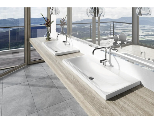 Badkamer met opzetwastafel op houten plank en uitzicht