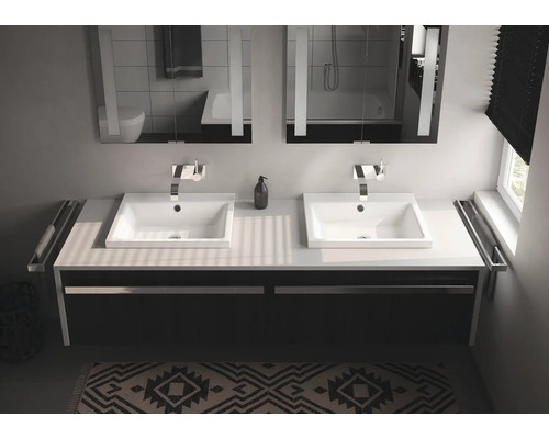 Badkamer met twee wastafels, spiegels en onderkast