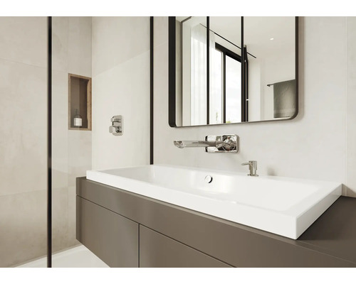 Moderne badkamer met wastafel, spiegel en kranen