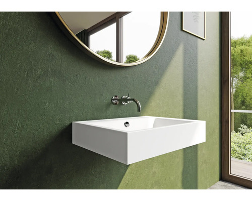 Moderne badkamer met wastafel, kraan en ronde spiegel