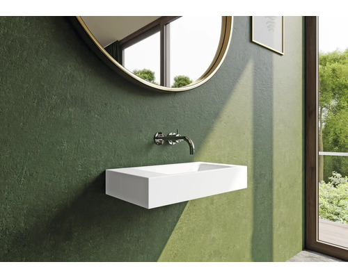 Moderne badkamer met wastafel, kraan en ronde spiegel