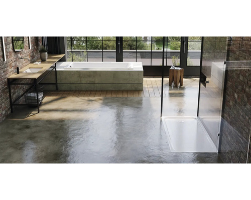 Badkamer met wastafel, bad en douchebak in helder design