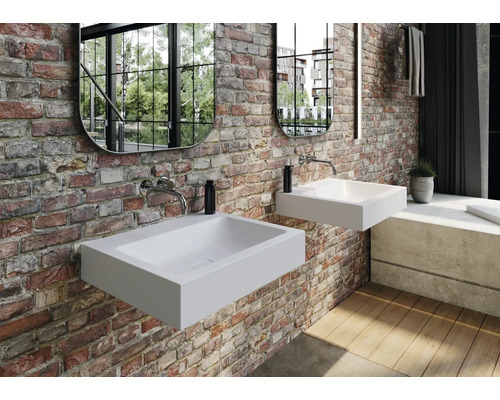 Badkamer met twee witte waskommen op een bakstenen muur met spiegels