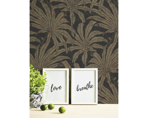 Behang met plantenmotief op de achtergrond, fotolijsten met tekst op de voorgrond