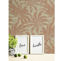 Decoratief behang met plantenmotief, ingelijste prints en kamerplant voor een stijlvolle wanddecoratie.
