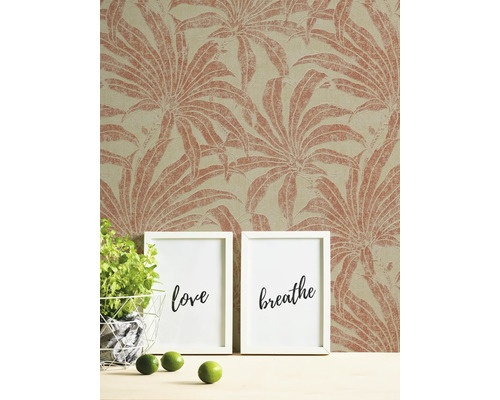 Decoratief behang met plantenmotief, ingelijste prints en kamerplant voor een stijlvolle wanddecoratie.