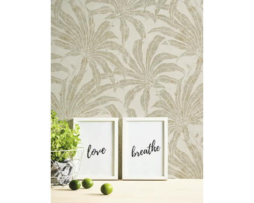 Behang met palmmotief in een woonkamer