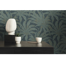 Decoratief behang met plantenmotief, gecombineerd met moderne decoratie op een tafel