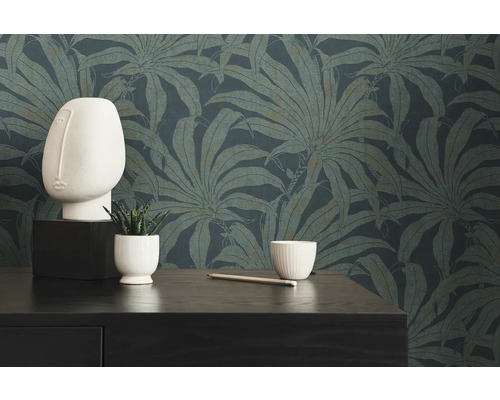 Decoratief behang met plantenmotief, gecombineerd met moderne decoratie op een tafel