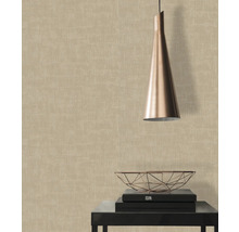 Scene met behang, lamp en decoratieve schaal op een tafel