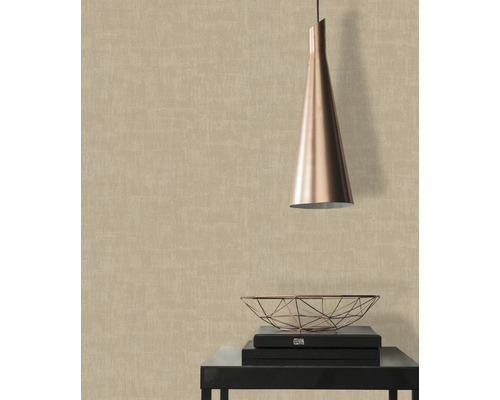 Scene met behang, lamp en decoratieve schaal op een tafel