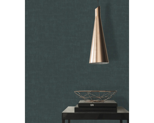 Close-up van een donkergroen structuurbehang met een hanglamp