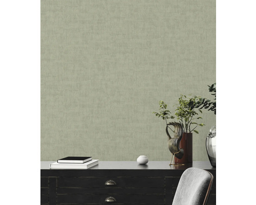 Behang met textuur op een muur boven een zwarte kast