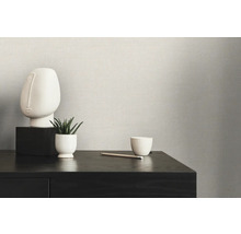 Close-up van een gestructureerd behang met decoratieve elementen op een commode