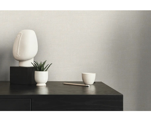 Close-up van een gestructureerd behang met decoratieve elementen op een commode